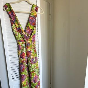 XS and S fit. Beautiful jumpsuit